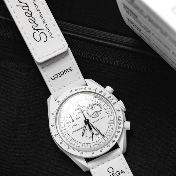 ساعت مچی عقربه ای مکانیکی مدل Omega x Swatch Mission To Moonphase Snoopy